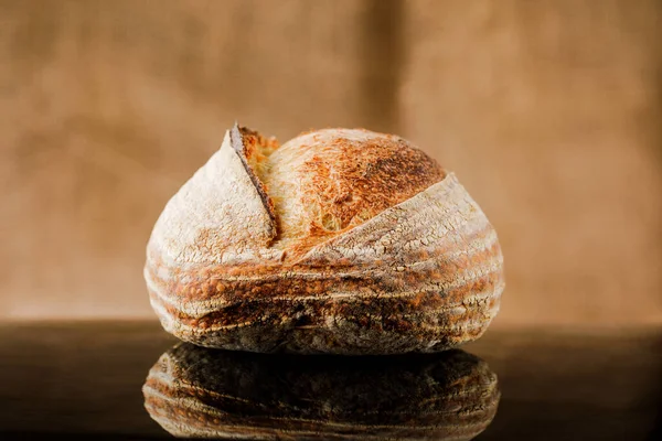 一块手艺人全麦乡村面包 健康饮食的概念 — 图库照片