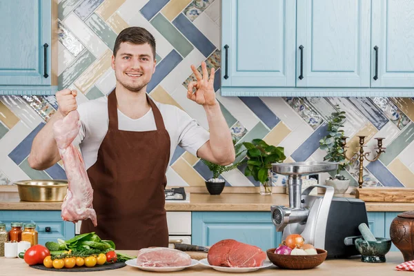 Ein Männlicher Koch Hält Kaninchenfleisch Der Küche Das Konzept Des — Stockfoto
