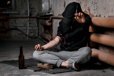 Kadın uyuşturucu kullanıyor. Suç ve uyuşturucu bağımlılığı kavramı.