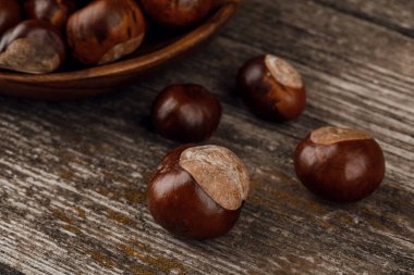 Eski ahşap bir masada kestaneler.