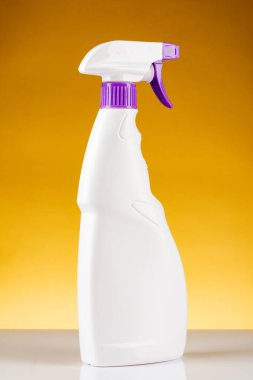 Plastik sprey şişesi. Sarı arkaplanda.