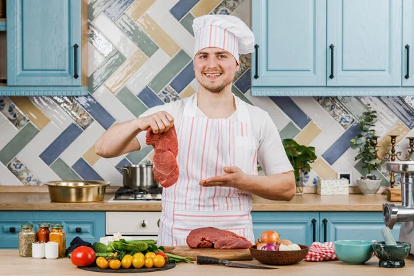 Jovem Prepara Comida Casa Cozinha — Fotografia de Stock