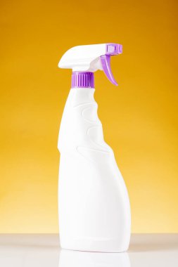 Plastik sprey şişesi. Sarı arkaplanda.