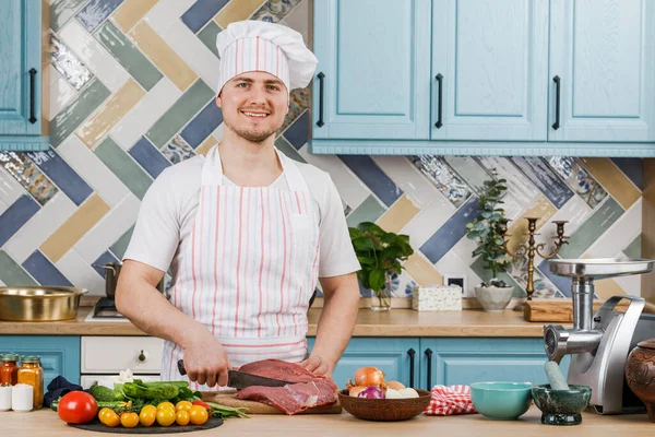 Mladý Muž Připravuje Jídlo Doma Kuchyni — Stock fotografie