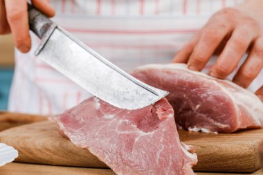 Aşçı taze et keser, mutfakta et keser..