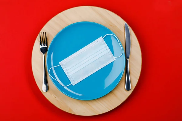 Medical Mask Empty Plate Fork Knife Wooden Tray Concept Nutrition — Stock Photo, Image