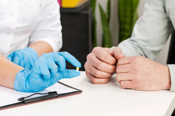 Dermatologue Examine Peau Patient Patient Tient Dans Ses Mains Remède — Photo