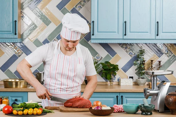 Mladý Muž Připravuje Jídlo Doma Kuchyni — Stock fotografie