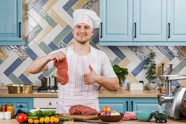 Junger Mann Bereitet Hause Der Küche Essen — Stockfoto