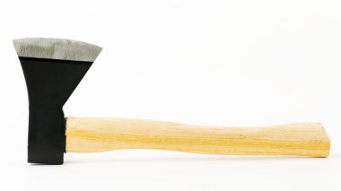 Tahta saplı balta beyaza izole edilmiş..