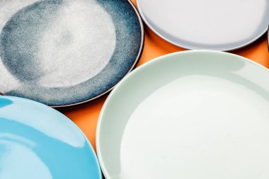 Temiz tabak ve fincanlar. El yapımı seramik, yemek servisi, restoran, sağlıklı yemekler. Metin için boşluk.