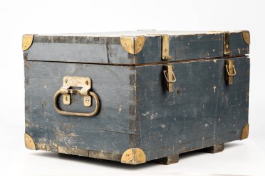 Beyaz arkaplanda izole edilmiş eski mavi kutu