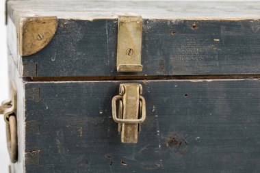 Beyaz arkaplanda izole edilmiş eski mavi kutu