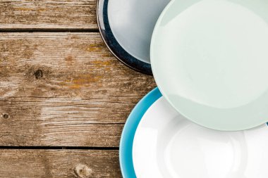 Temiz tabak ve fincanlar. El yapımı seramik, yemek servisi, restoran, sağlıklı yemekler. Metin için boşluk.