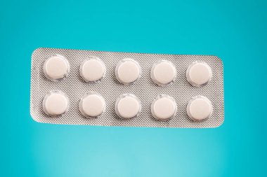 Mavi arka planda, su toplayan tabletlerin görüntüsü