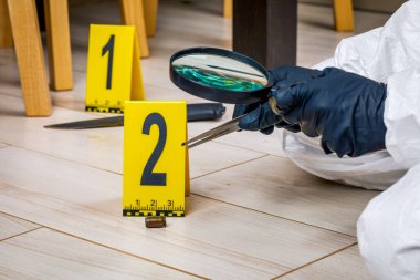 Suç mahallinde üzerinde kanıt işaretleri olan bir mermi kovanı ya da mermi.