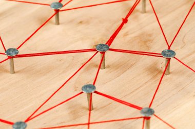 Tahtadaki iplikler ve çiviler