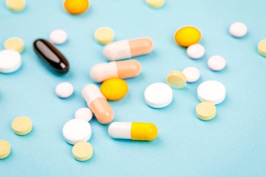 Mavi arka planda bir sürü hap. Sağlık hizmetleri kavramı.