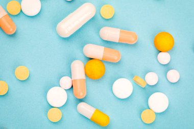 Mavi arka planda bir sürü hap. Sağlık hizmetleri kavramı.