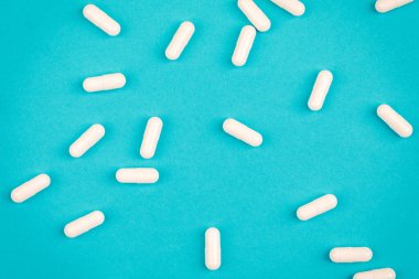 Mavi arka planda bir sürü hap. Sağlık hizmetleri kavramı.