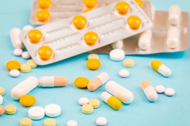 Mavi arka planda bir sürü hap. Sağlık hizmetleri kavramı.