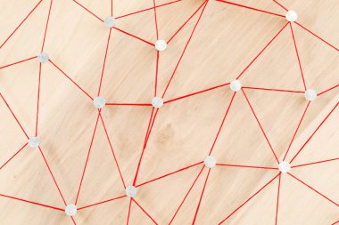 Tahtadaki iplikler ve çiviler