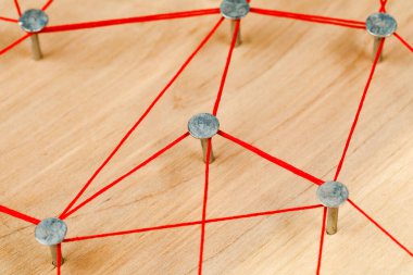 Tahtadaki iplikler ve çiviler