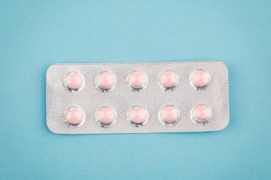 Mavi arka planda, su toplayan tabletlerin görüntüsü