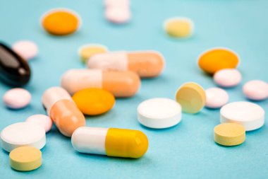 Mavi arka planda bir sürü hap. Sağlık hizmetleri kavramı.