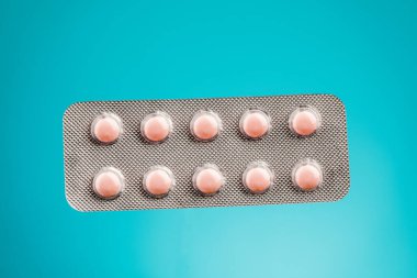 Mavi arka planda, su toplayan tabletlerin görüntüsü