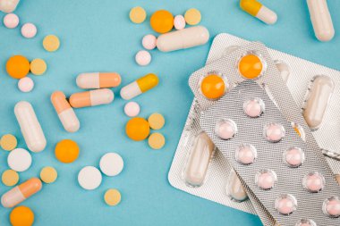 Mavi arka planda bir sürü hap. Sağlık hizmetleri kavramı.