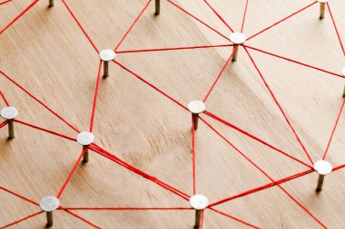 Tahtadaki iplikler ve çiviler