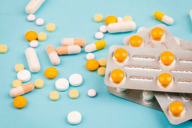 Mavi arka planda bir sürü hap. Sağlık hizmetleri kavramı.