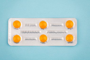 Mavi arka planda, su toplayan tabletlerin görüntüsü