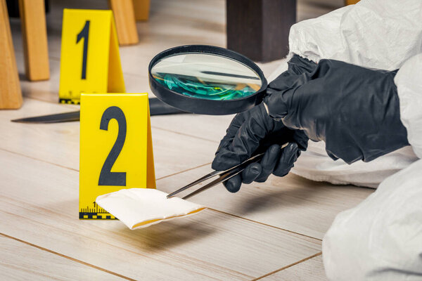 Место преступления, убийство, расследование, полиция находят доказательства, взятые в качестве улик.