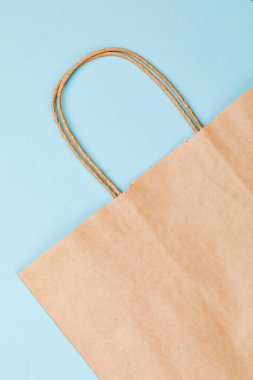 Saplı boş kahverengi kağıt alışveriş torbası