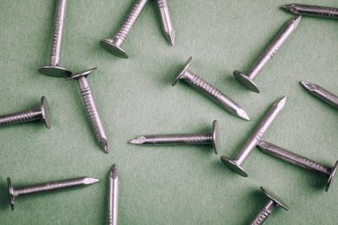 Metal çiviler yakın, arka planda bir sürü çivi var.