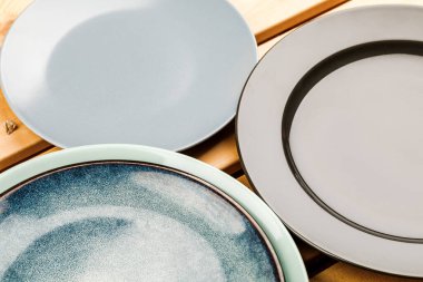 Temiz tabak ve fincanlar. El yapımı seramik, yemek servisi, restoran, sağlıklı yemekler. Metin için boşluk.