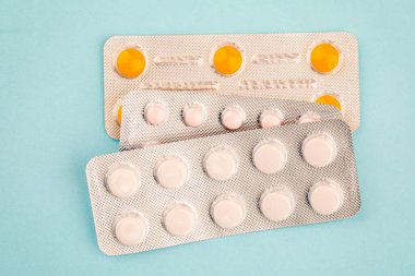 Mavi arka planda, su toplayan tabletlerin görüntüsü