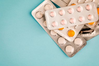 Mavi arka planda, su toplayan tabletlerin görüntüsü