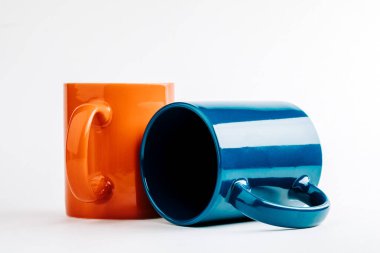 Beyaz arkaplanda renkli bardaklar