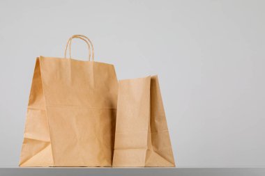 Kese kağıdının saplı hali, logo veya tasarım için alanı olan boş alışveriş çantası, yemek teslimatı konsepti.