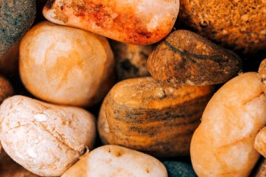 Renkli deniz çakıl taşları yakın plan. Arka plan dokusu, sudaki deniz taşları..