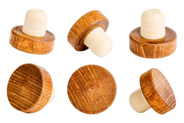 Beyaz arka planda izole edilmiş eski şarap mantarları.