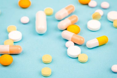 Mavi arka planda bir sürü hap. Sağlık hizmetleri kavramı.