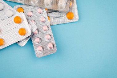 Mavi arka planda, su toplayan tabletlerin görüntüsü