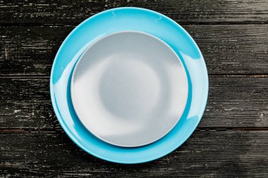 Temiz tabak ve fincanlar. El yapımı seramik, yemek servisi, restoran, sağlıklı yemekler. Metin için boşluk.