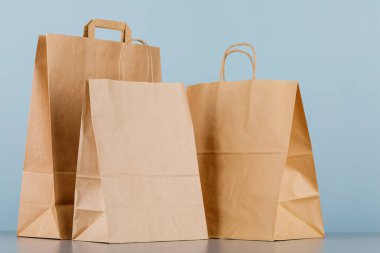 Kese kağıdının saplı hali, logo veya tasarım için alanı olan boş alışveriş çantası, yemek teslimatı konsepti.