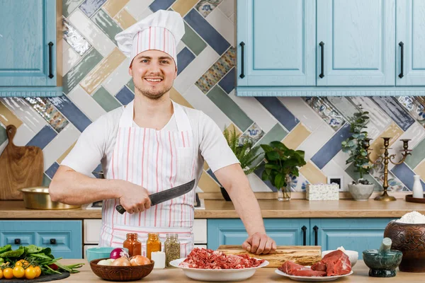 Der Koch Präsentiert Etwas Der Küche — Stockfoto