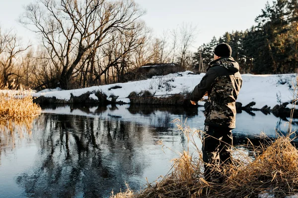 Début Printemps Pêcheur Muni Une Canne Pêche Attrape Des Poissons — Photo